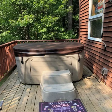 Private Chalet with Hot Tub and Private Trail System, and Outdoor Sauna. Pets ok