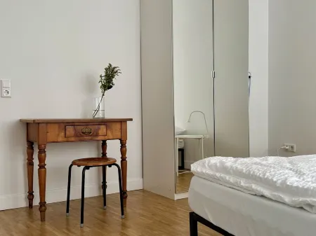 Light-flooded open-plan apartment, high-quality furnishings, great bathroom and balcony