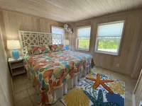 Pink Bikini Apartment with Dock, Green Turtle Cay Hotels in Green Turtle Cay