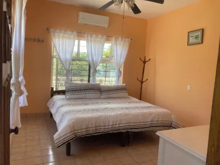 Amplia casa de 6 cuartos, alberca, aire acondicionado, y WiFi.
