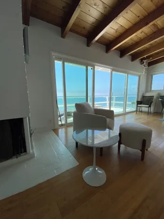 LUXE 2-bedroom Malibu apartment on the sand