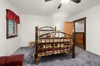 Charming Lakefront Cabin with Private Dock & Gorgeous Views Các khách sạn ở Greig