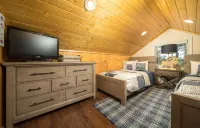 Sleep6,Hottub,Firepit & Wood,Private, Views, 30mins from App Ski Reduced Rates! Hotels in Pine Swamp