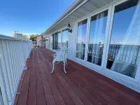 Lakeside Escape: Cozy Family Cottage Retreat