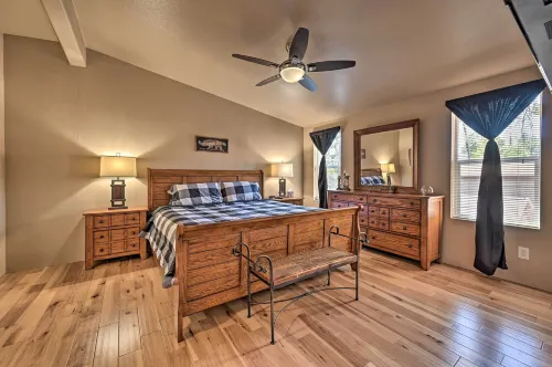 Near Hiking: Munds Park Cabin w/ Deck & Yard - parcheggio