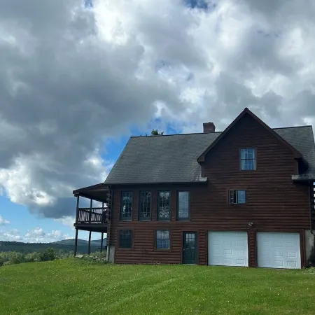 High View Lodge, log chalet with unparalleled views of Western Maine Mountains Отели в г. Юстис