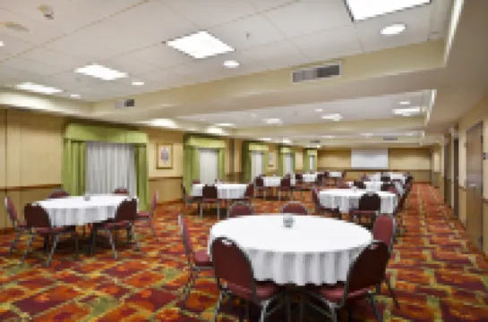 햄프턴 인 앤드 스위트 유마