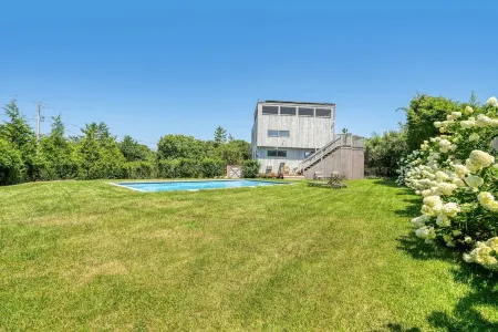 MCM Beach house in exclusive Amagansett dunes minutes from beach path