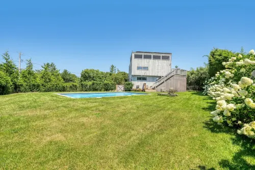 MCM Beach house in exclusive Amagansett dunes minutes from beach path