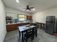 Cottage with large pool ideal for sharing with the family, 2 minutes from the beach.