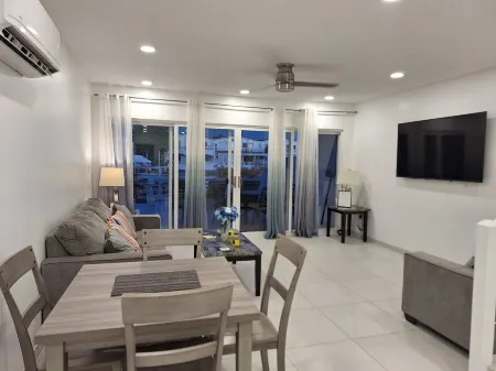 Recently renovated villa close to the beach Отели в г. Дженнигс