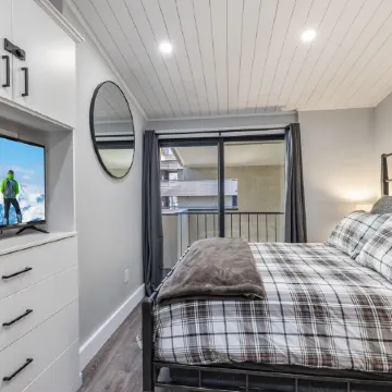 Entire Remodel 2023,180 Steps to Ski School & Gondola, 2BD/2BA,1 parking space!