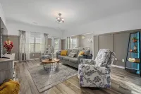 Cozy and Comfy Retreat in a Quiet Neighborhood. Weekly and monthly discounts
