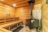 Lake Ariel Winter Getaway: King Bed, Fireplace, Wood Burning Sauna, Skiing Views