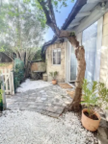 Bright, quiet Mazet in historic center