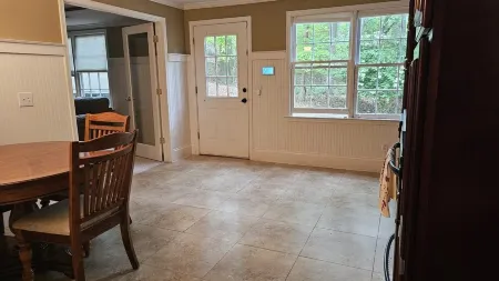 Get cozy in this 2-bedroom garden apartment in peaceful Alpharetta.