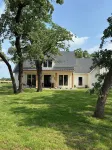 Charming 3-bedroom farmhouse in serene Pilot Point with AC