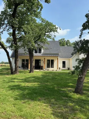 Charming 3-bedroom farmhouse in serene Pilot Point with AC