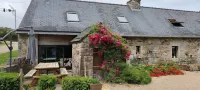 Breton house in the heart of the Monts d'Arrée Hoteles en Scrignac