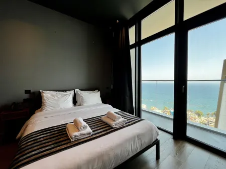 128 LIM - 2005 Stay Only Tower Suite