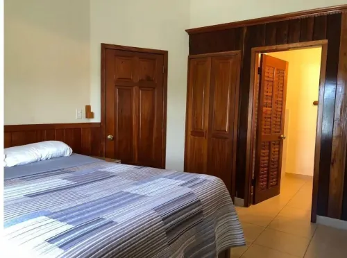 Lovely 2 bedroom unit, lagoon side with beach view