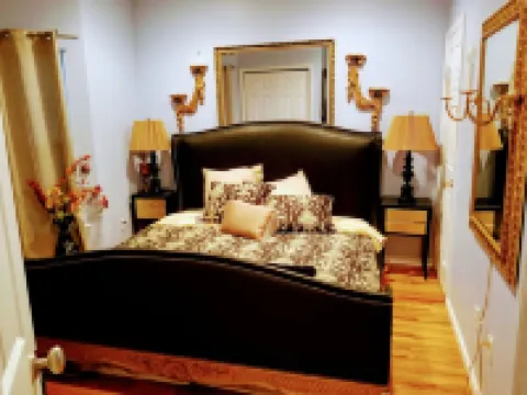 Spacious 5-bedroom house with AC and  room in charming Huntington/ Dix Hills 亨廷頓屯酒店