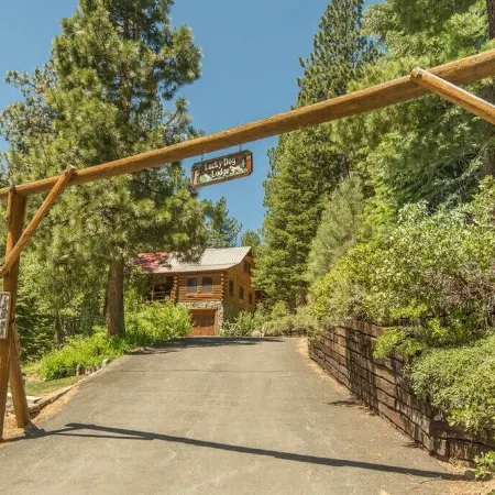 Cozy 3-Bdrm Log Cabin Retreat in Truckee, Sleeps-8, Hot Tub, 2 Acres of Serenity