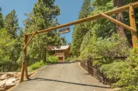 Cozy 3-Bdrm Log Cabin Retreat in Truckee, Sleeps-8, Hot Tub, 2 Acres of Serenity