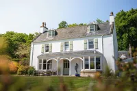 A spacious family retreat in the Highlands. Pet Friendly