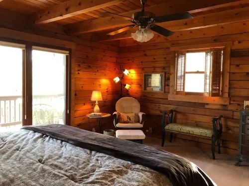 Cozy Mtn Log Cabin, wonderful views, 5 mins from Hayesville town sq, sleeps 8.