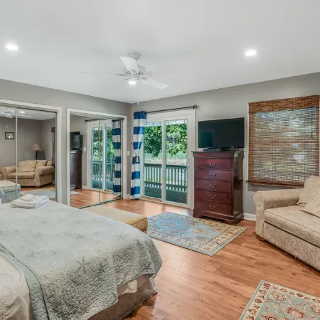 Waterfront 4 Bed 3 Bath Sleeps 8 - Free River Cruise with Week Long Rental