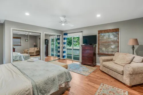 Waterfront 4 Bed 3 Bath Sleeps 8 - Free River Cruise with Week Long Rental