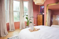 Beautiful 5 Bed Terrace with Hot Tub. Các khách sạn ở Brixham Civil Parish