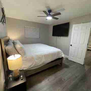 King Bed 2BR Unit Free Parking Rooms