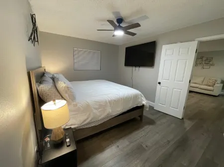 King Bed 2BR Unit Free Parking