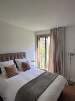 Quiet, spacious Croisette apartment with sea and palm grove views. Hotels in Croisette