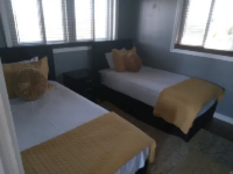 Charming 2bedroom cottage with AC, WiFi,Two-minute walk to beach.Island getaway!  호텔