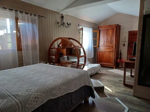 Quiet little hut surrounded by vegetation... Hotels in La Montagne