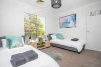 CHILLAX HOUSE -Luxury Canal Holiday House, Jetty, BBQ, Family Friendly-Sleeps 14