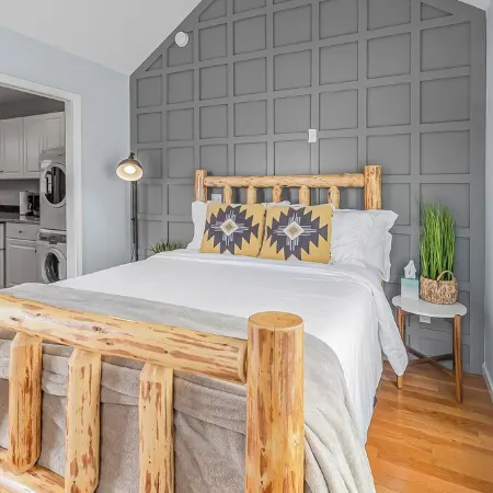 Cozy Queen, Private Bathroom and Entryway