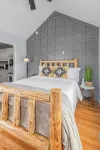 Cozy Queen, Private Bathroom and Entryway