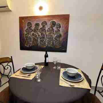 VERDE, Chic 2-bedroom apartment with Wi-Fi and AC in delightful Wuse 2 Abuja Dining/Meeting Rooms