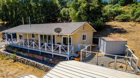 Tree Top Views!/ 17 mi Yose South Gate/8.6 mi Bass Lake/Dog Friendly/Fenced Yard