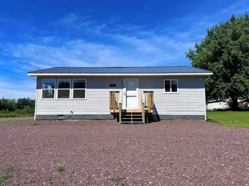 Bergland Bay Bungalow, 2-Bedroom House on the Snow and Utv Trail Close to Lake.
