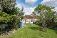 Cosy 3 Bedroom Family Home in Ruislip | Under 45 minutes to Central London Eilmar Montessori School & Day Nursery附近的飯店