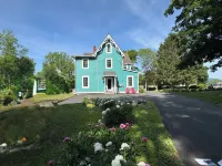 Thoughtfully Restored Victorian-Walk to Main st and Train