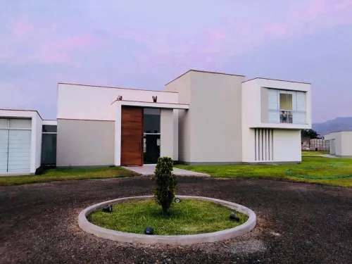 Playa Campo Ecological House of 5,500 m2 for 20 people Hotels in Chilca District