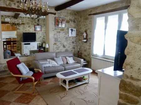 Beautiful village house with stone walls, air conditioning in bedrooms Отели в г. Греу-ле-Бен
