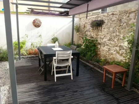 Beautiful village house with stone walls, air conditioning in bedrooms Отели в г. Греу-ле-Бен