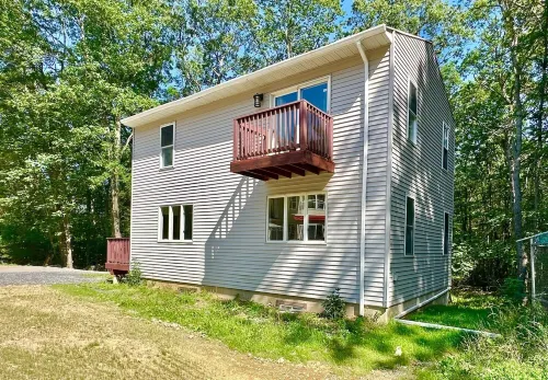 Charming 3-bedroom guest cottage in tranquil Effort with AC,Hot tub, Pool, Steam Hotels in Chestnuthill Township